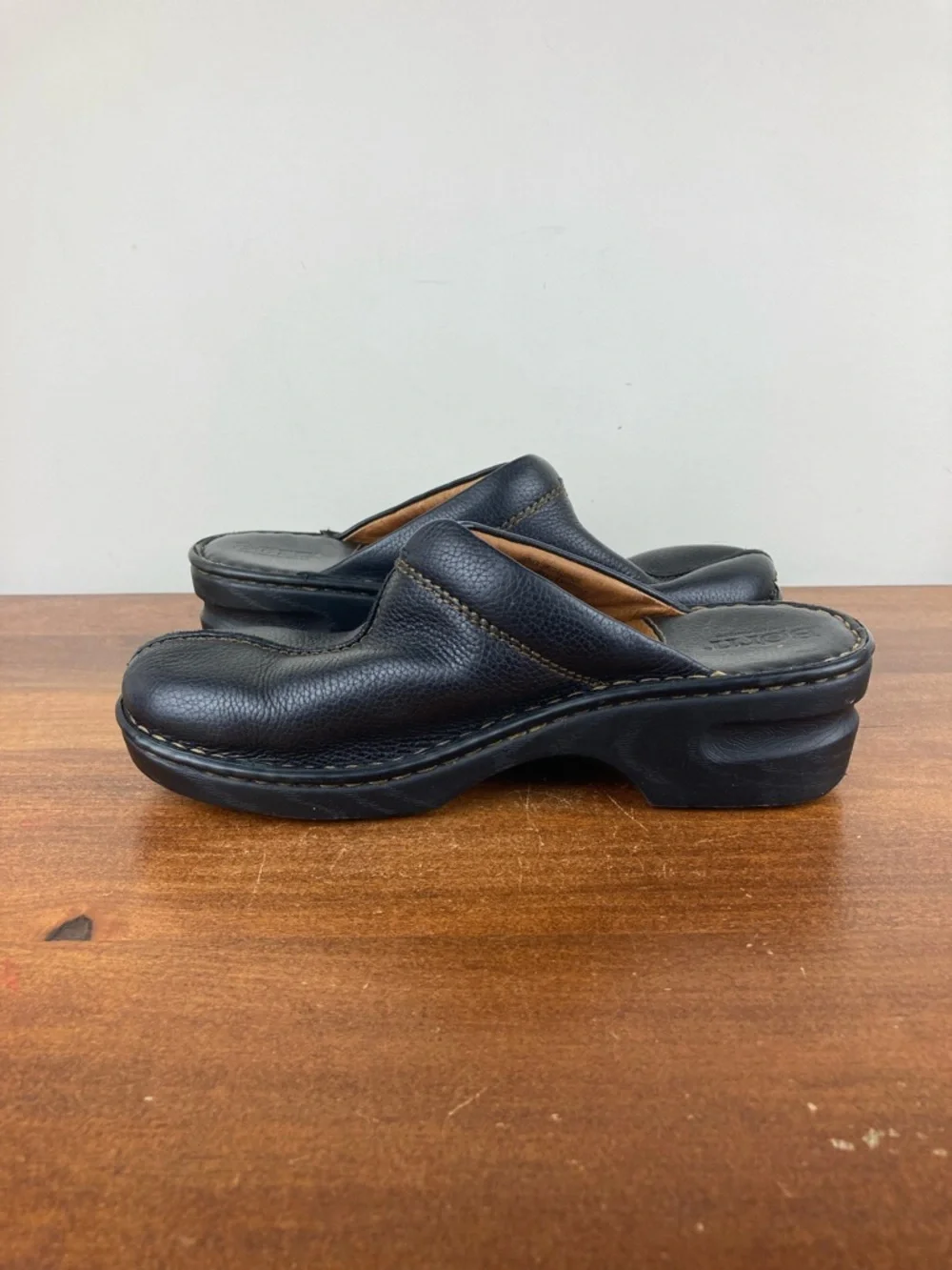 BORN Women’s Black Leather Mule Clog Slip On Shoes B73500 Size 8 (39) - Picture 7 of 11